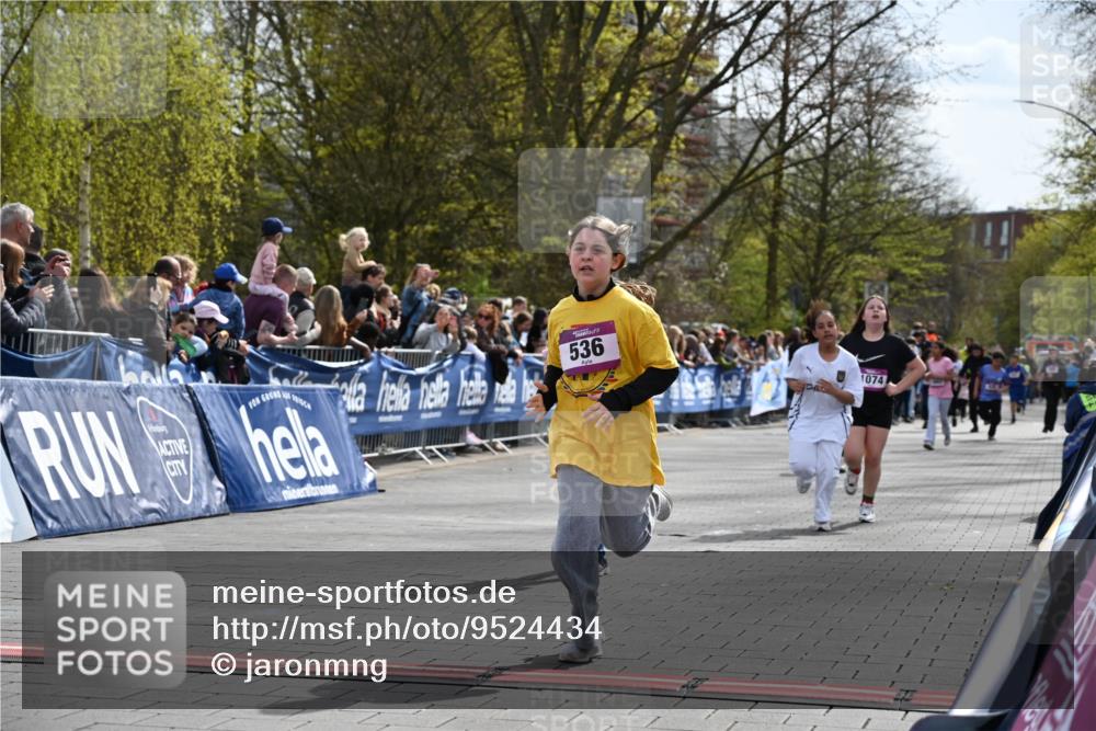 12.04.2026 - 45. Internationalen Wilhelmsburger Insellauf J. Mangold http://msf.ph/oto/9524434 12.04.2026 14:51:06 Ziel 495, 1041, 1052, 116, 593, 1042, 686, 536, 1047, 1074 meine-sportfotos.de