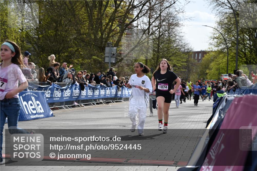 12.04.2026 - 45. Internationalen Wilhelmsburger Insellauf J. Mangold http://msf.ph/oto/9524445 12.04.2026 14:51:07 Ziel 1052, 116, 593, 1042, 686, 536, 1047, 1074, 1054 meine-sportfotos.de