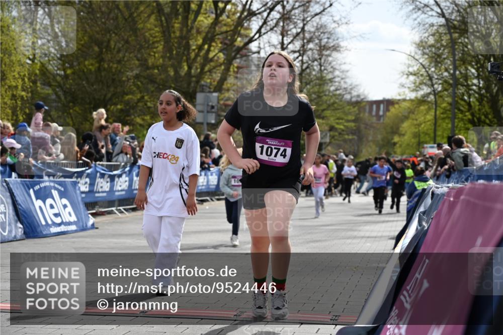 12.04.2026 - 45. Internationalen Wilhelmsburger Insellauf J. Mangold http://msf.ph/oto/9524446 12.04.2026 14:51:09 Ziel 1042, 686, 536, 1047, 1074, 1054 meine-sportfotos.de