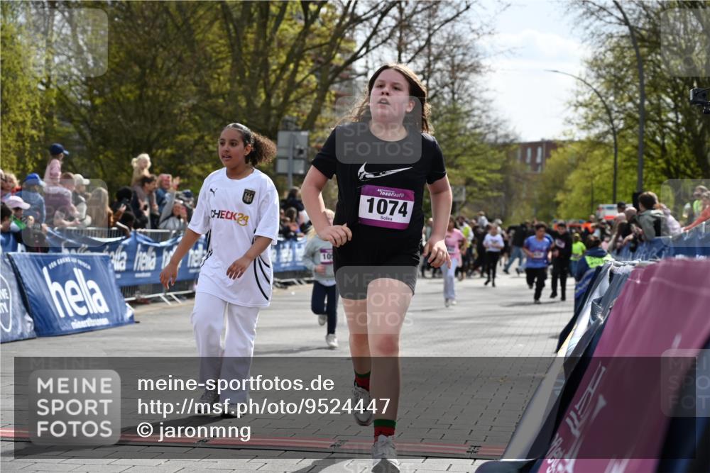 12.04.2026 - 45. Internationalen Wilhelmsburger Insellauf J. Mangold http://msf.ph/oto/9524447 12.04.2026 14:51:09 Ziel 1042, 686, 536, 1047, 1074, 1054 meine-sportfotos.de
