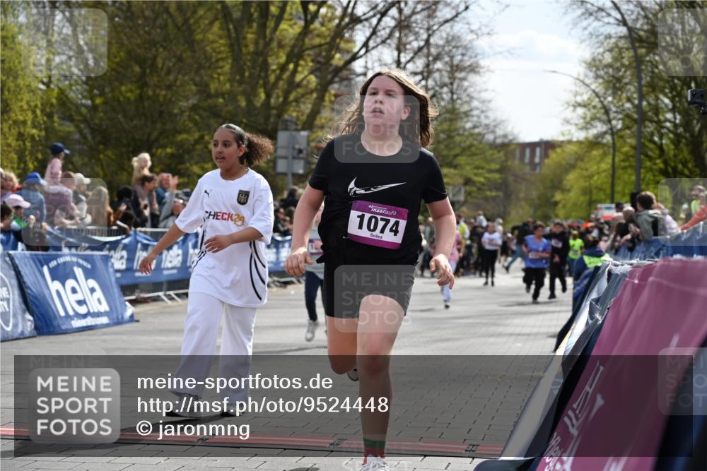 12.04.2026 - 45. Internationalen Wilhelmsburger Insellauf J. Mangold http://msf.ph/oto/9524448 12.04.2026 14:51:09 Ziel 1042, 686, 536, 1047, 1074, 1054 meine-sportfotos.de