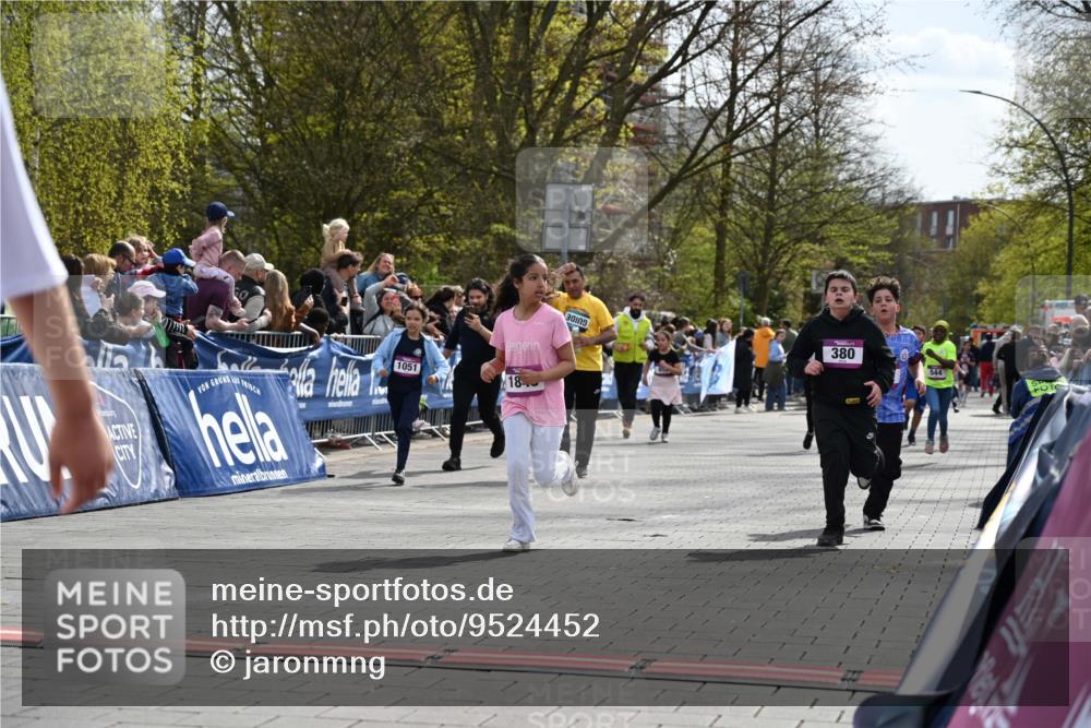 12.04.2026 - 45. Internationalen Wilhelmsburger Insellauf J. Mangold http://msf.ph/oto/9524452 12.04.2026 14:51:13 Ziel 1054, 1843, 380, 435, 1051, 544 meine-sportfotos.de