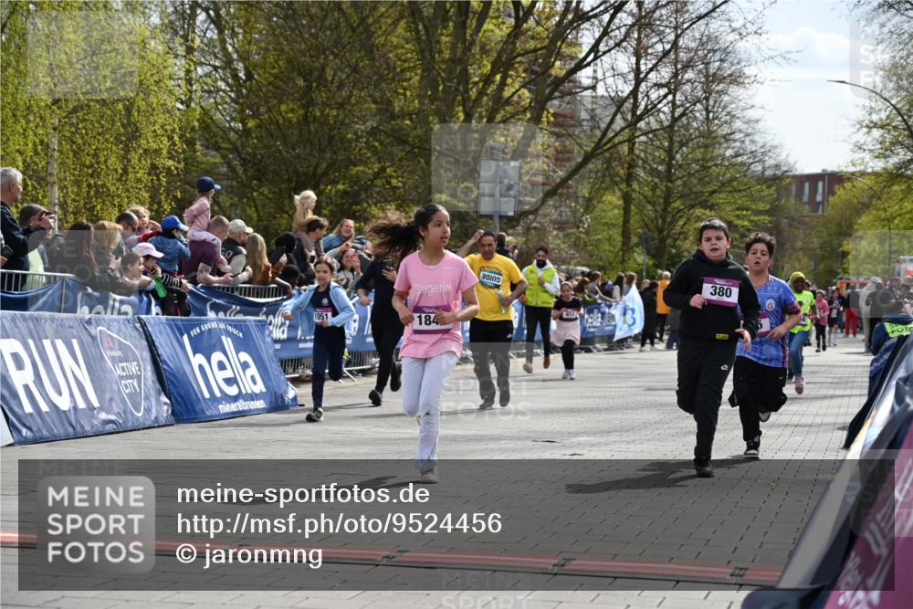 12.04.2026 - 45. Internationalen Wilhelmsburger Insellauf J. Mangold http://msf.ph/oto/9524456 12.04.2026 14:51:13 Ziel 1054, 1843, 380, 435, 1051, 544 meine-sportfotos.de