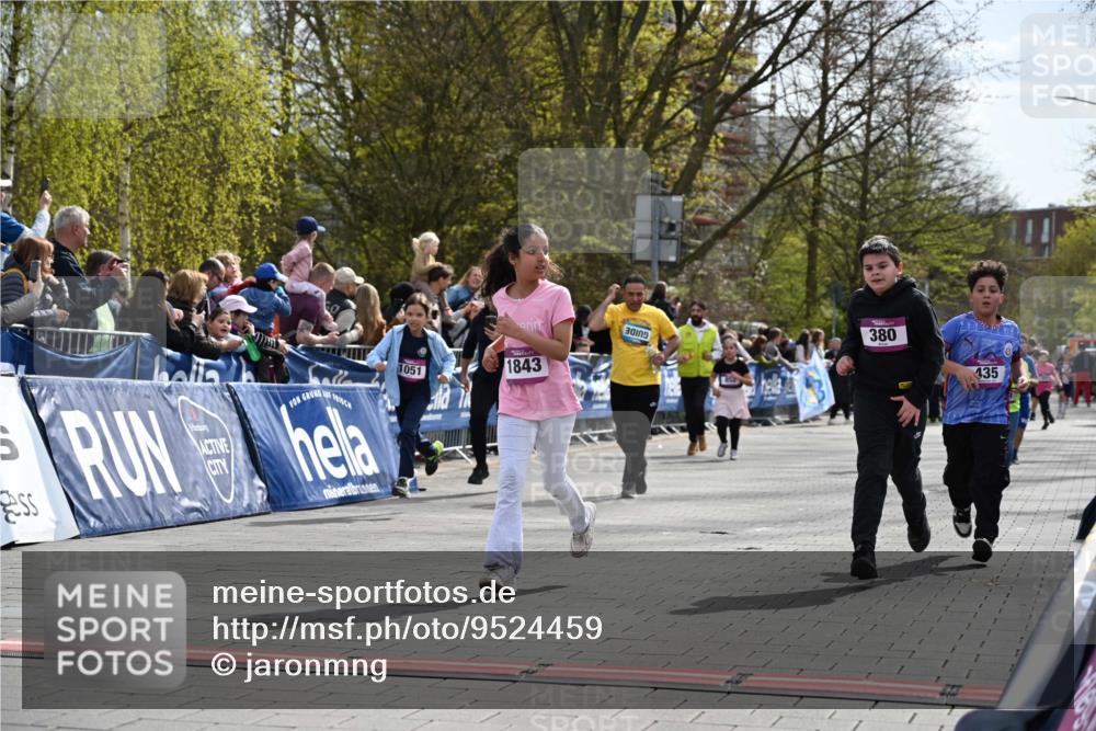 12.04.2026 - 45. Internationalen Wilhelmsburger Insellauf J. Mangold http://msf.ph/oto/9524459 12.04.2026 14:51:13 Ziel 1054, 1843, 380, 435, 1051, 544 meine-sportfotos.de