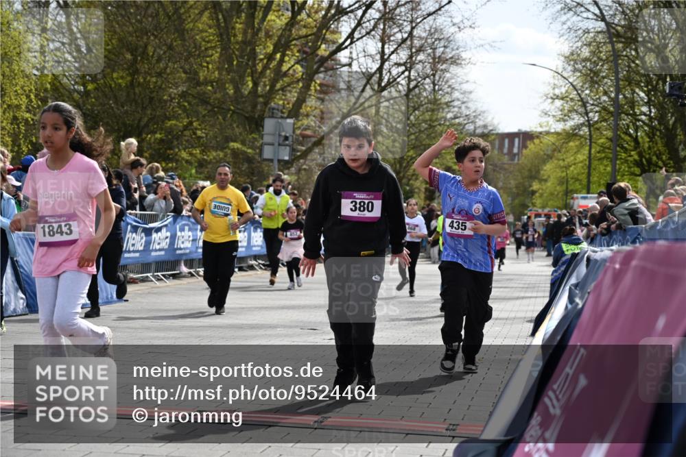 12.04.2026 - 45. Internationalen Wilhelmsburger Insellauf J. Mangold http://msf.ph/oto/9524464 12.04.2026 14:51:14 Ziel 1054, 1843, 380, 435, 1051, 544, 444 meine-sportfotos.de