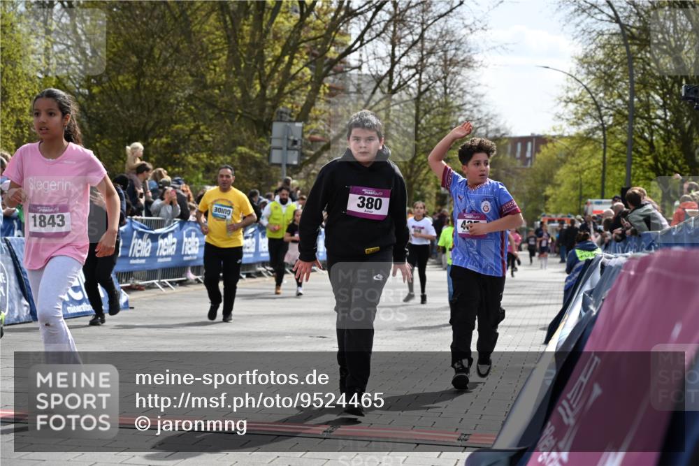 12.04.2026 - 45. Internationalen Wilhelmsburger Insellauf J. Mangold http://msf.ph/oto/9524465 12.04.2026 14:51:14 Ziel 1054, 1843, 380, 435, 1051, 544, 444 meine-sportfotos.de