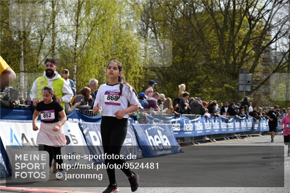 12.04.2026 - 45. Internationalen Wilhelmsburger Insellauf J. Mangold http://msf.ph/oto/9524481 12.04.2026 14:51:19 Ziel 435, 1051, 544, 444, 868, 852, 358, 1072 meine-sportfotos.de