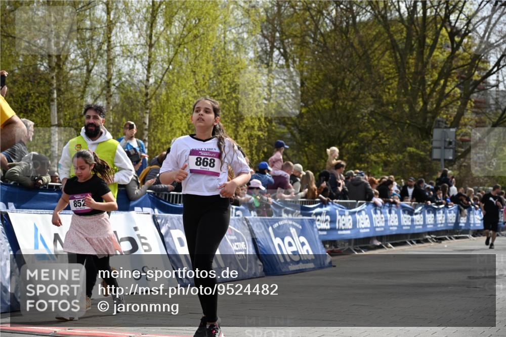 12.04.2026 - 45. Internationalen Wilhelmsburger Insellauf J. Mangold http://msf.ph/oto/9524482 12.04.2026 14:51:19 Ziel 435, 1051, 544, 444, 868, 852, 358, 1072 meine-sportfotos.de