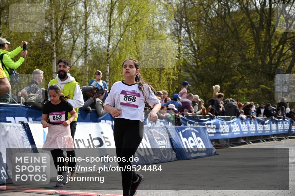 12.04.2026 - 45. Internationalen Wilhelmsburger Insellauf J. Mangold http://msf.ph/oto/9524484 12.04.2026 14:51:20 Ziel 544, 444, 868, 852, 358, 1072 meine-sportfotos.de