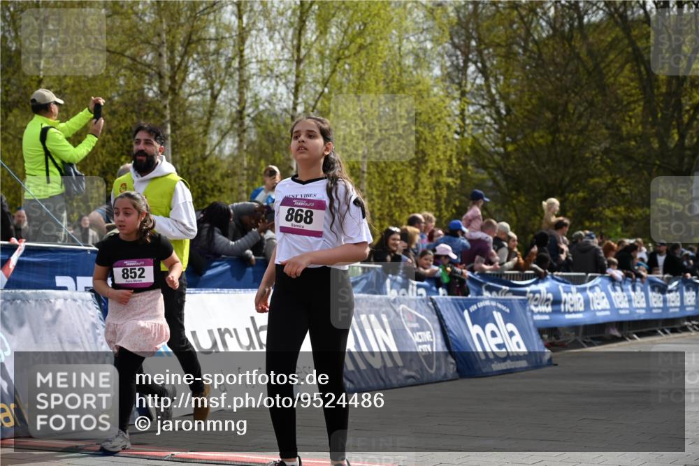 12.04.2026 - 45. Internationalen Wilhelmsburger Insellauf J. Mangold http://msf.ph/oto/9524486 12.04.2026 14:51:20 Ziel 544, 444, 868, 852, 358, 1072 meine-sportfotos.de