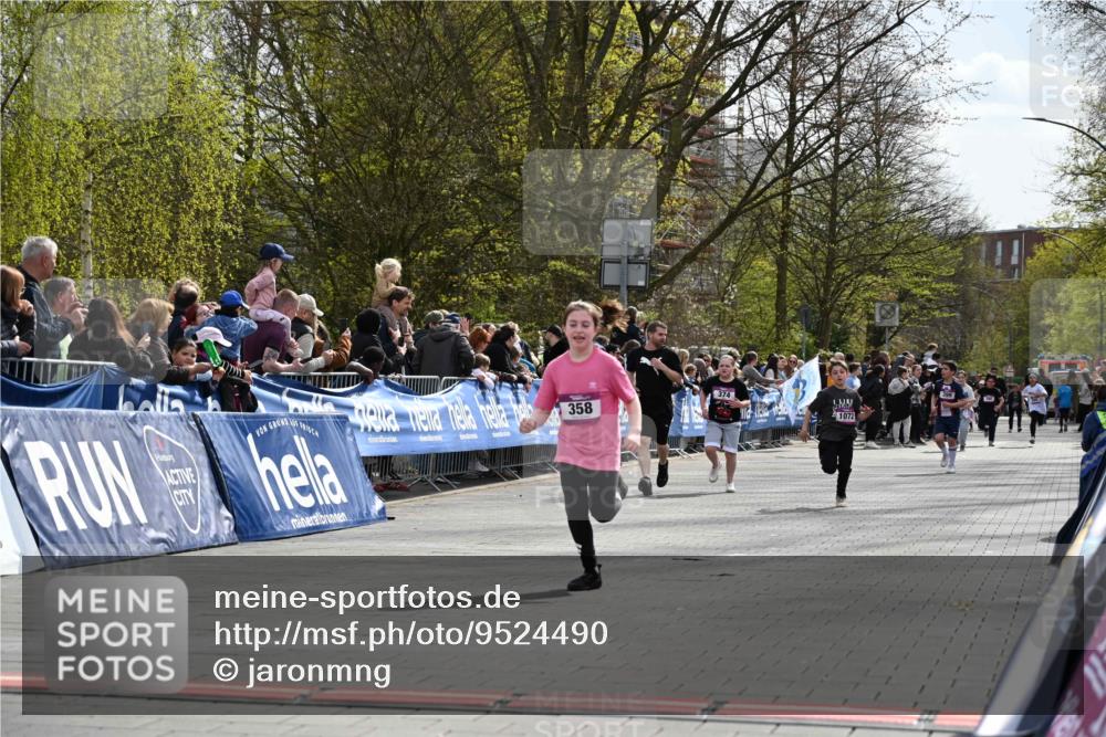 12.04.2026 - 45. Internationalen Wilhelmsburger Insellauf J. Mangold http://msf.ph/oto/9524490 12.04.2026 14:51:21 Ziel 544, 444, 868, 852, 358, 1072 meine-sportfotos.de