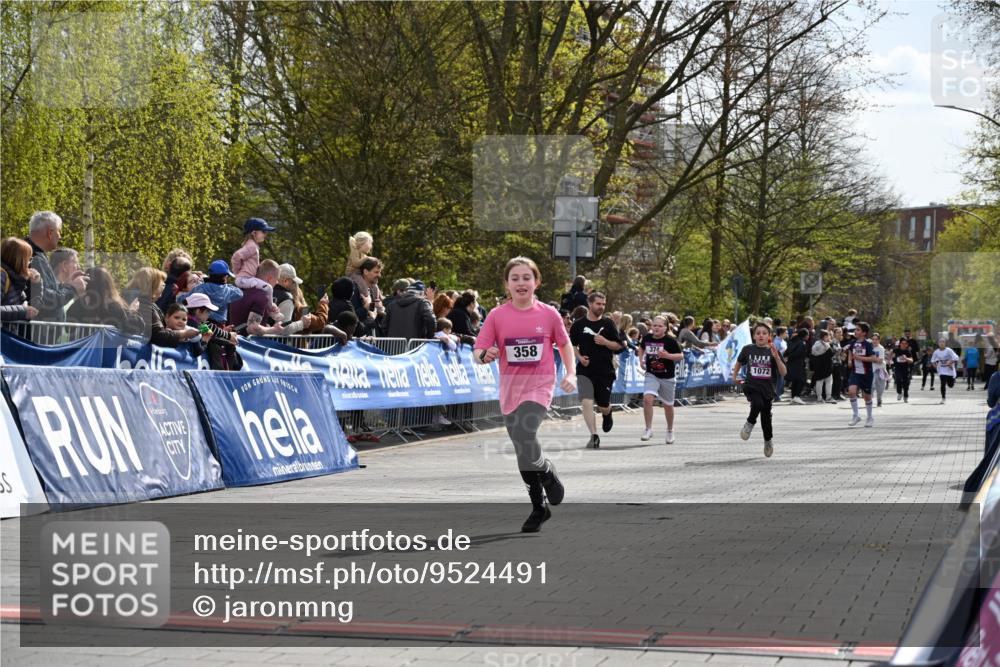 12.04.2026 - 45. Internationalen Wilhelmsburger Insellauf J. Mangold http://msf.ph/oto/9524491 12.04.2026 14:51:21 Ziel 544, 444, 868, 852, 358, 1072 meine-sportfotos.de