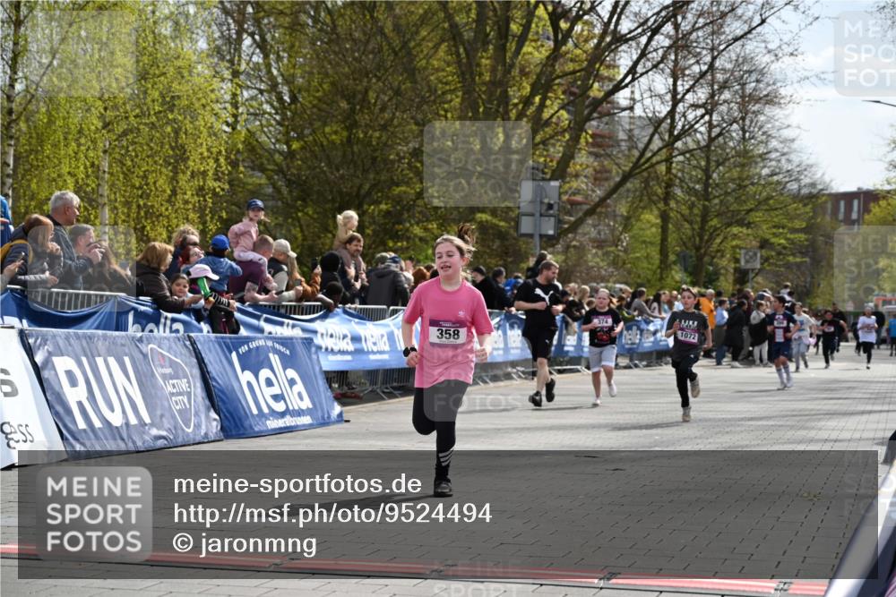 12.04.2026 - 45. Internationalen Wilhelmsburger Insellauf J. Mangold http://msf.ph/oto/9524494 12.04.2026 14:51:21 Ziel 544, 444, 868, 852, 358, 1072 meine-sportfotos.de