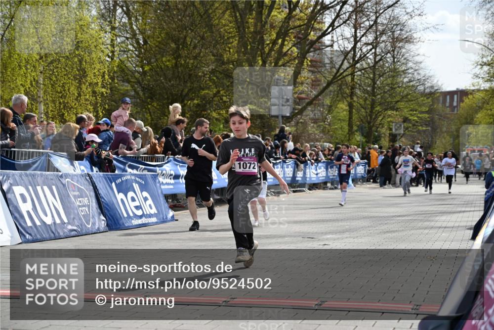 12.04.2026 - 45. Internationalen Wilhelmsburger Insellauf J. Mangold http://msf.ph/oto/9524502 12.04.2026 14:51:23 Ziel 868, 852, 358, 1072, 374 meine-sportfotos.de