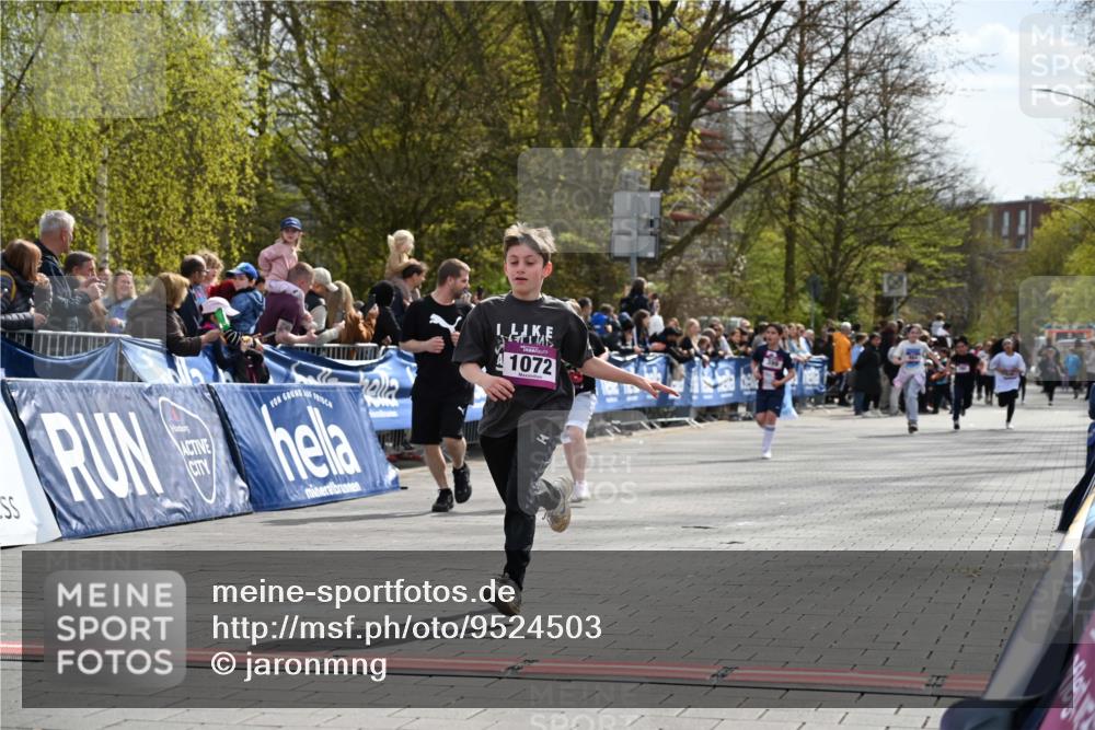12.04.2026 - 45. Internationalen Wilhelmsburger Insellauf J. Mangold http://msf.ph/oto/9524503 12.04.2026 14:51:23 Ziel 868, 852, 358, 1072, 374 meine-sportfotos.de