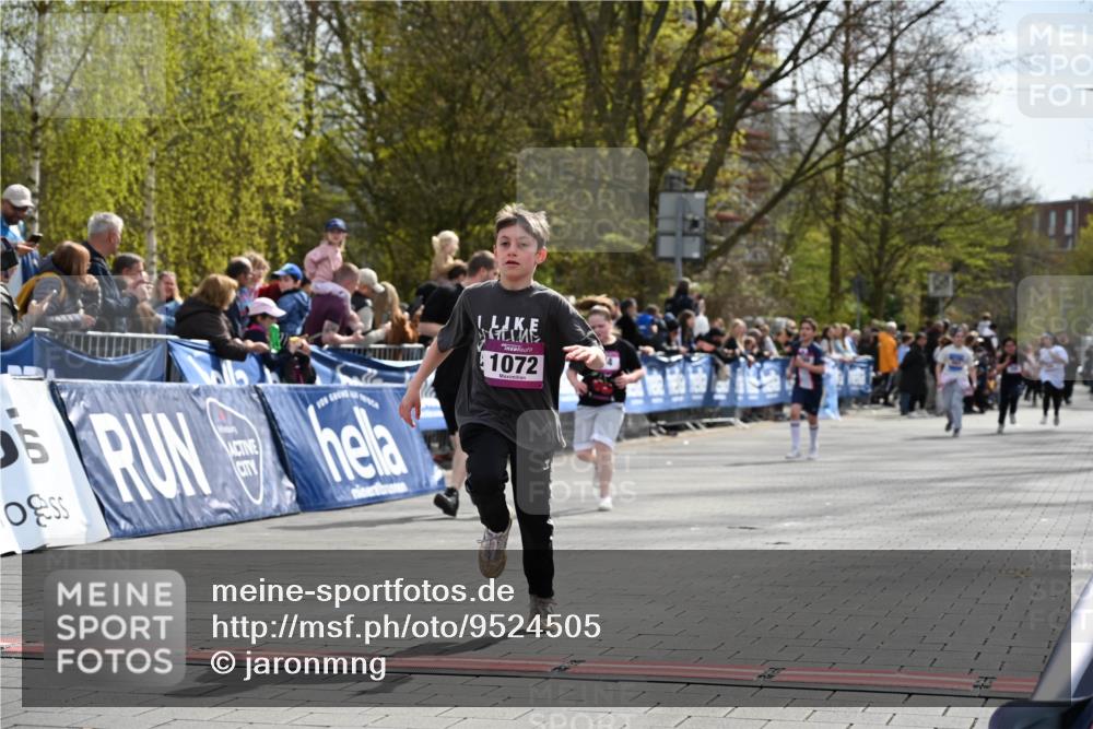 12.04.2026 - 45. Internationalen Wilhelmsburger Insellauf J. Mangold http://msf.ph/oto/9524505 12.04.2026 14:51:24 Ziel 358, 1072, 374 meine-sportfotos.de
