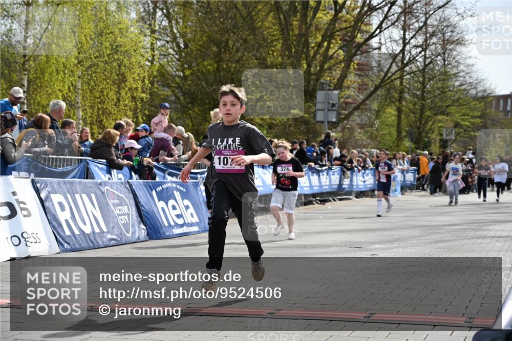 12.04.2026 - 45. Internationalen Wilhelmsburger Insellauf J. Mangold http://msf.ph/oto/9524506 12.04.2026 14:51:24 Ziel 358, 1072, 374 meine-sportfotos.de