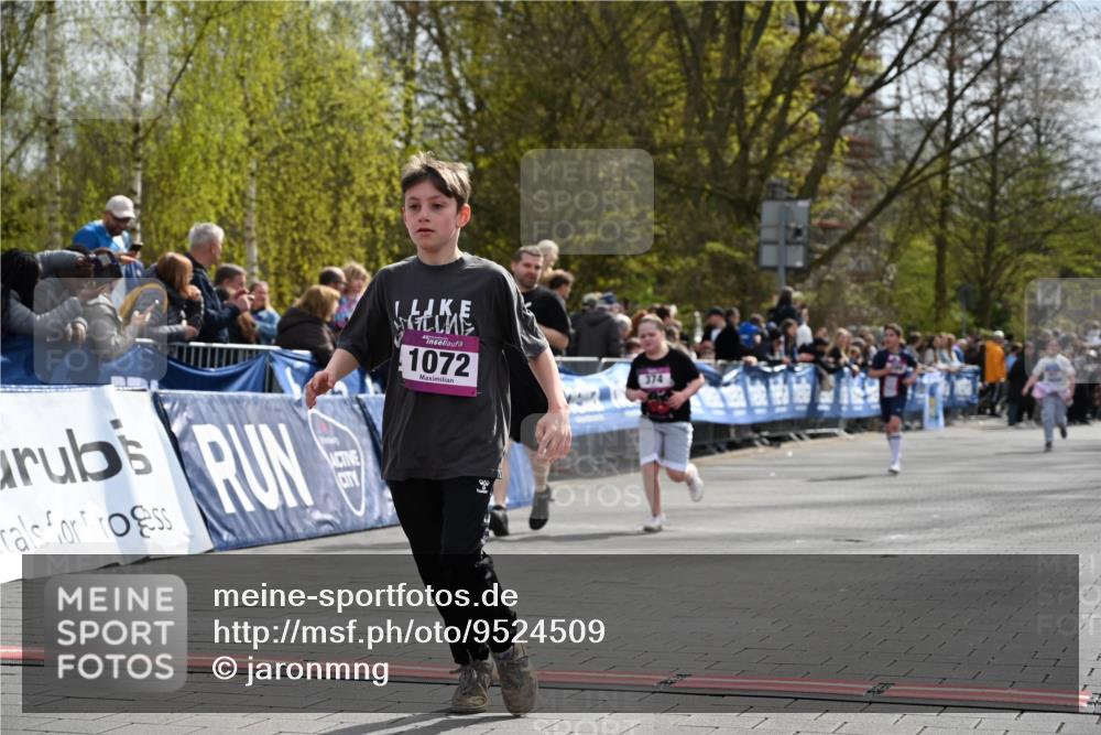 12.04.2026 - 45. Internationalen Wilhelmsburger Insellauf J. Mangold http://msf.ph/oto/9524509 12.04.2026 14:51:24 Ziel 358, 1072, 374 meine-sportfotos.de