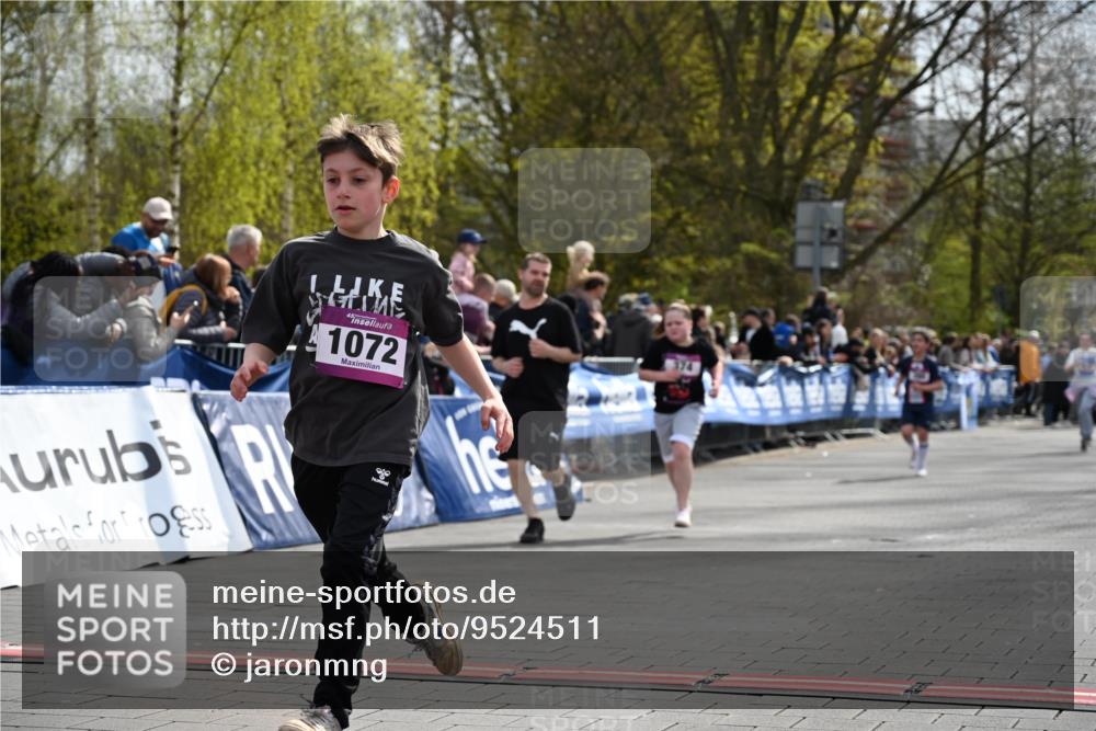 12.04.2026 - 45. Internationalen Wilhelmsburger Insellauf J. Mangold http://msf.ph/oto/9524511 12.04.2026 14:51:24 Ziel 358, 1072, 374 meine-sportfotos.de