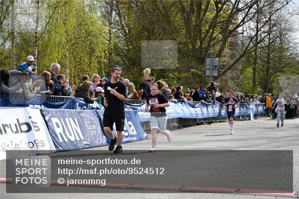 12.04.2026 - 45. Internationalen Wilhelmsburger Insellauf J. Mangold http://msf.ph/oto/9524512 12.04.2026 14:51:24 Ziel 358, 1072, 374 meine-sportfotos.de