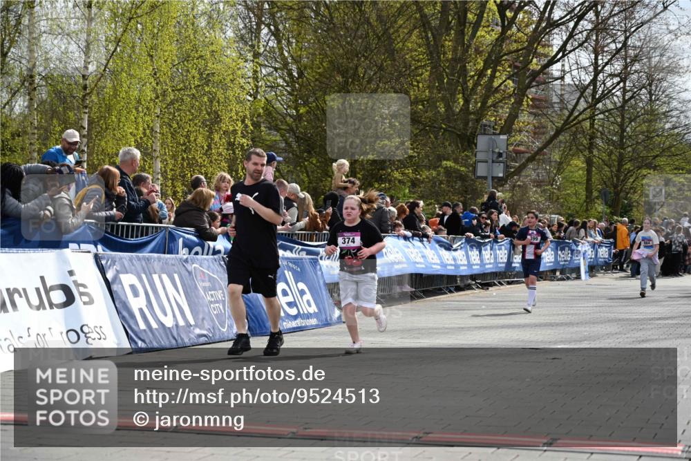 12.04.2026 - 45. Internationalen Wilhelmsburger Insellauf J. Mangold http://msf.ph/oto/9524513 12.04.2026 14:51:25 Ziel 358, 1072, 374 meine-sportfotos.de