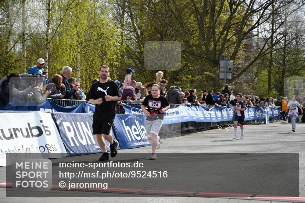 12.04.2026 - 45. Internationalen Wilhelmsburger Insellauf J. Mangold http://msf.ph/oto/9524516 12.04.2026 14:51:25 Ziel 358, 1072, 374 meine-sportfotos.de