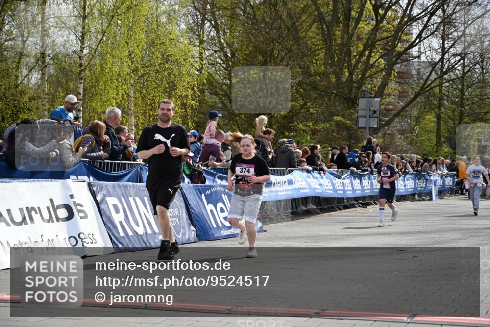 12.04.2026 - 45. Internationalen Wilhelmsburger Insellauf J. Mangold http://msf.ph/oto/9524517 12.04.2026 14:51:25 Ziel 358, 1072, 374 meine-sportfotos.de