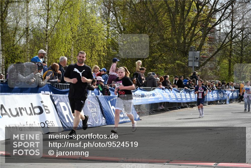 12.04.2026 - 45. Internationalen Wilhelmsburger Insellauf J. Mangold http://msf.ph/oto/9524519 12.04.2026 14:51:25 Ziel 358, 1072, 374 meine-sportfotos.de