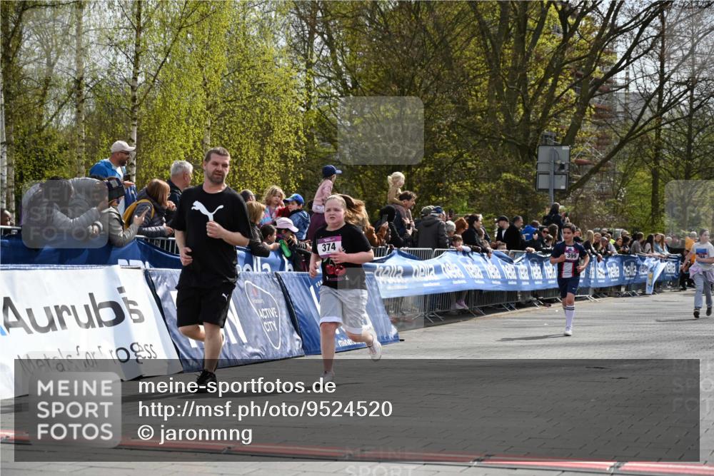 12.04.2026 - 45. Internationalen Wilhelmsburger Insellauf J. Mangold http://msf.ph/oto/9524520 12.04.2026 14:51:25 Ziel 358, 1072, 374 meine-sportfotos.de
