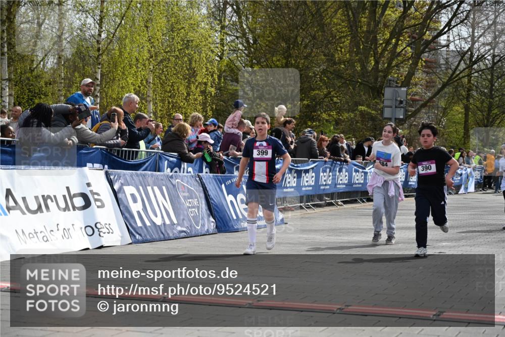 12.04.2026 - 45. Internationalen Wilhelmsburger Insellauf J. Mangold http://msf.ph/oto/9524521 12.04.2026 14:51:29 Ziel 374, 390, 399, 884, 648 meine-sportfotos.de