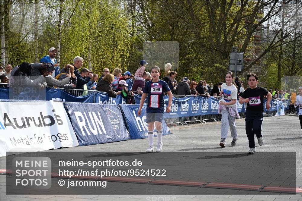 12.04.2026 - 45. Internationalen Wilhelmsburger Insellauf J. Mangold http://msf.ph/oto/9524522 12.04.2026 14:51:29 Ziel 374, 390, 399, 884, 648 meine-sportfotos.de