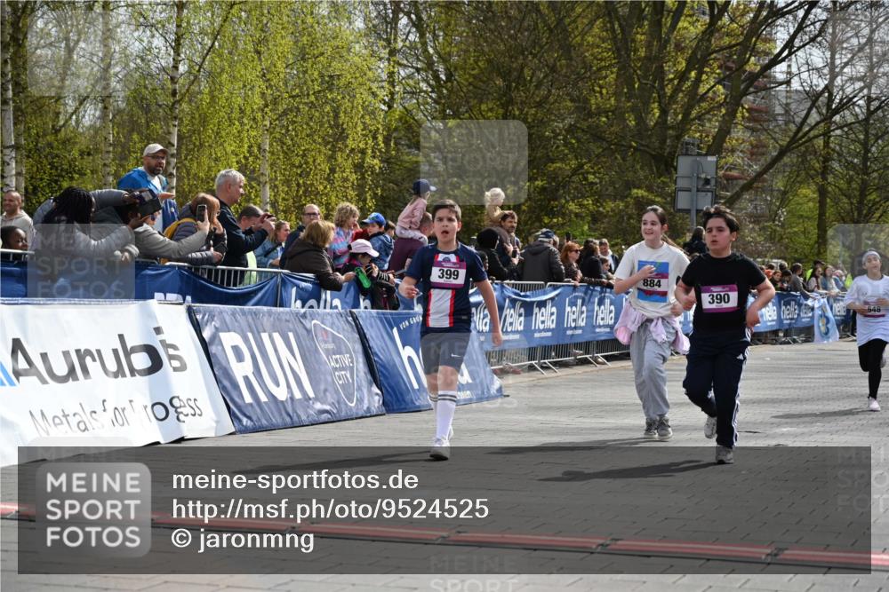 12.04.2026 - 45. Internationalen Wilhelmsburger Insellauf J. Mangold http://msf.ph/oto/9524525 12.04.2026 14:51:29 Ziel 374, 390, 399, 884, 648 meine-sportfotos.de