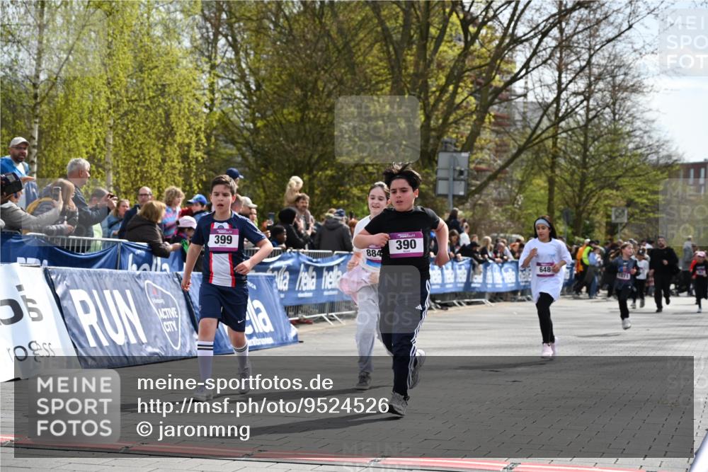 12.04.2026 - 45. Internationalen Wilhelmsburger Insellauf J. Mangold http://msf.ph/oto/9524526 12.04.2026 14:51:30 Ziel 374, 390, 399, 884, 648 meine-sportfotos.de