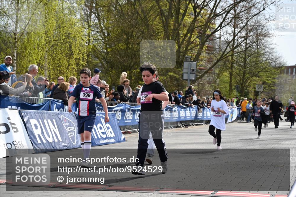 12.04.2026 - 45. Internationalen Wilhelmsburger Insellauf J. Mangold http://msf.ph/oto/9524529 12.04.2026 14:51:30 Ziel 374, 390, 399, 884, 648 meine-sportfotos.de