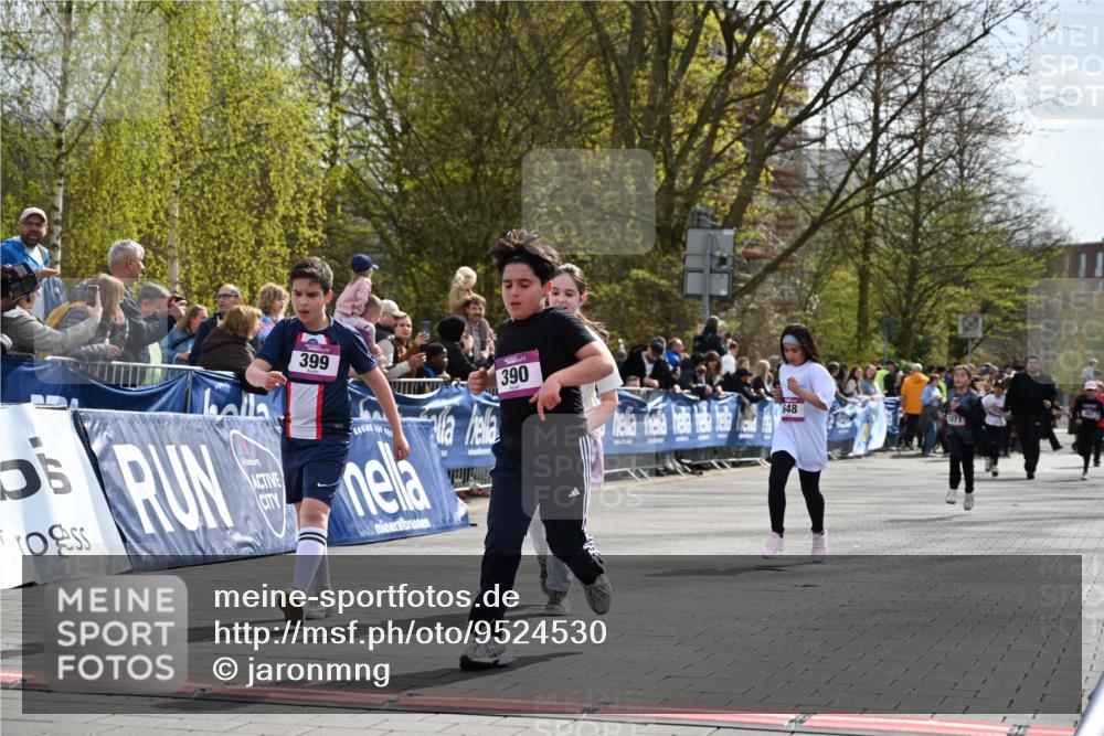 12.04.2026 - 45. Internationalen Wilhelmsburger Insellauf J. Mangold http://msf.ph/oto/9524530 12.04.2026 14:51:30 Ziel 374, 390, 399, 884, 648 meine-sportfotos.de