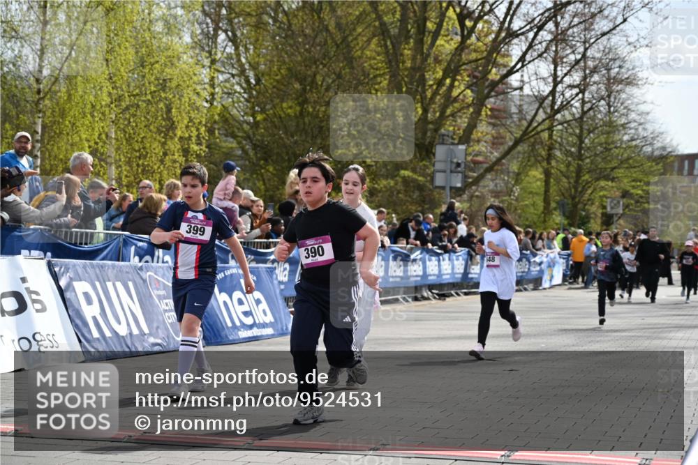 12.04.2026 - 45. Internationalen Wilhelmsburger Insellauf J. Mangold http://msf.ph/oto/9524531 12.04.2026 14:51:30 Ziel 374, 390, 399, 884, 648 meine-sportfotos.de