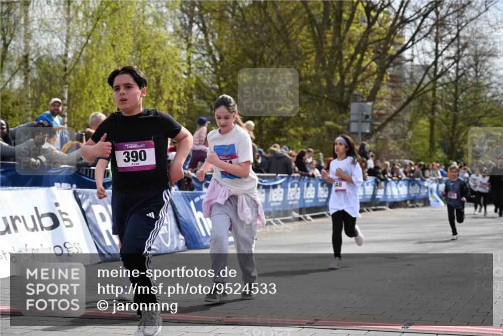 12.04.2026 - 45. Internationalen Wilhelmsburger Insellauf J. Mangold http://msf.ph/oto/9524533 12.04.2026 14:51:31 Ziel 390, 399, 884, 648, 1071 meine-sportfotos.de