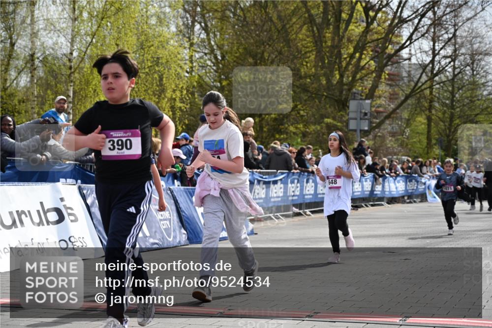 12.04.2026 - 45. Internationalen Wilhelmsburger Insellauf J. Mangold http://msf.ph/oto/9524534 12.04.2026 14:51:31 Ziel 390, 399, 884, 648, 1071 meine-sportfotos.de