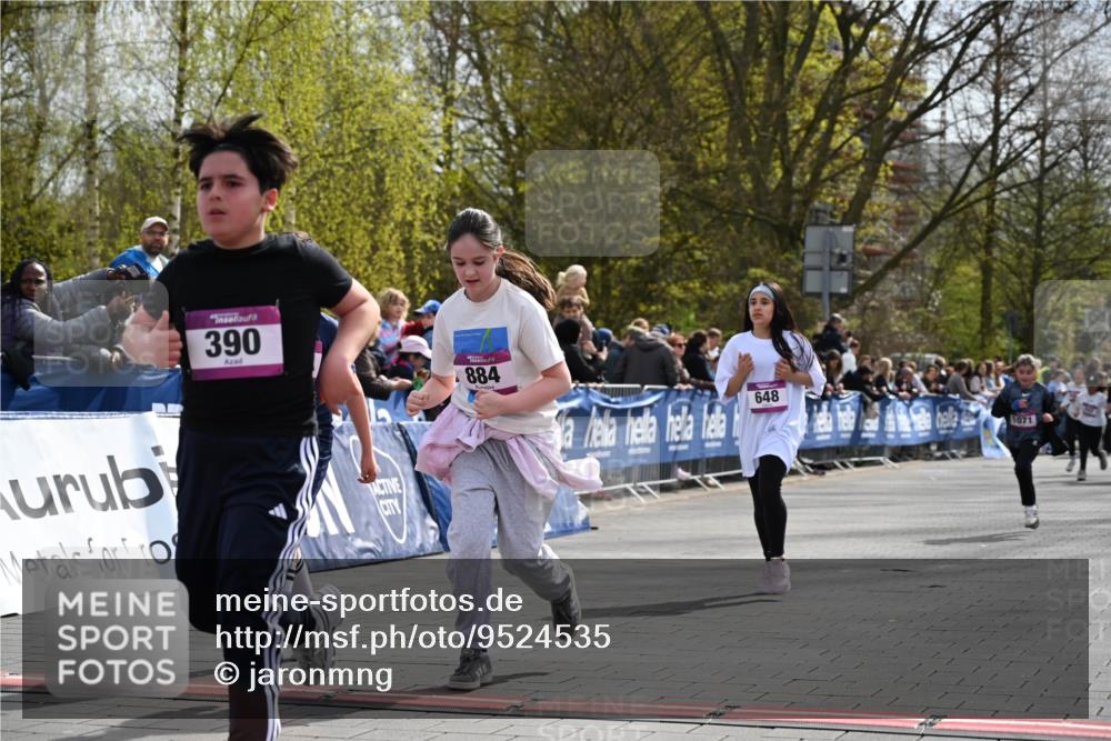 12.04.2026 - 45. Internationalen Wilhelmsburger Insellauf J. Mangold http://msf.ph/oto/9524535 12.04.2026 14:51:31 Ziel 390, 399, 884, 648, 1071 meine-sportfotos.de