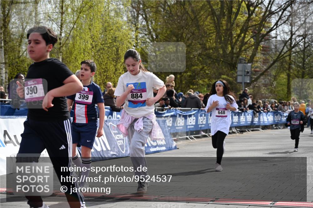 12.04.2026 - 45. Internationalen Wilhelmsburger Insellauf J. Mangold http://msf.ph/oto/9524537 12.04.2026 14:51:31 Ziel 390, 399, 884, 648, 1071 meine-sportfotos.de