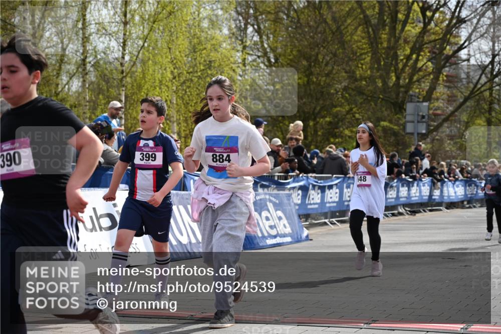 12.04.2026 - 45. Internationalen Wilhelmsburger Insellauf J. Mangold http://msf.ph/oto/9524539 12.04.2026 14:51:32 Ziel 390, 399, 884, 648, 1071 meine-sportfotos.de