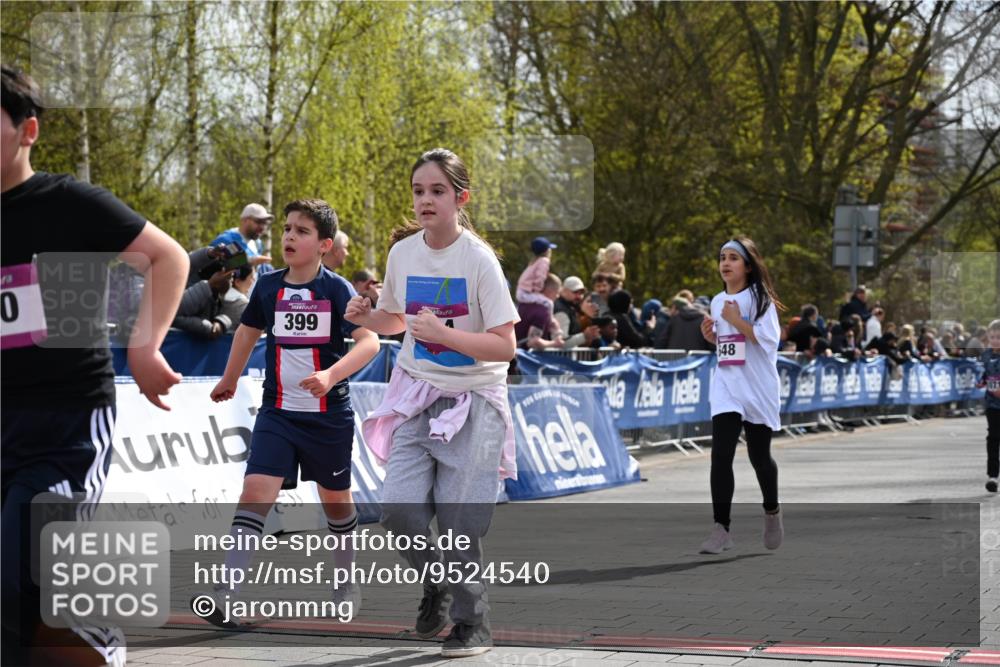 12.04.2026 - 45. Internationalen Wilhelmsburger Insellauf J. Mangold http://msf.ph/oto/9524540 12.04.2026 14:51:32 Ziel 390, 399, 884, 648, 1071 meine-sportfotos.de