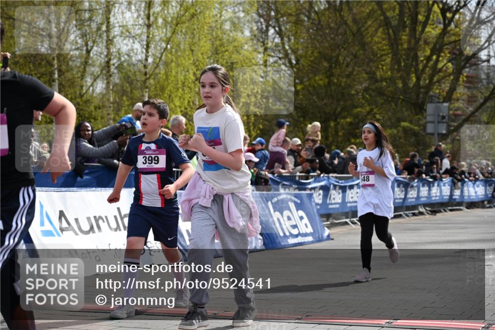 12.04.2026 - 45. Internationalen Wilhelmsburger Insellauf J. Mangold http://msf.ph/oto/9524541 12.04.2026 14:51:32 Ziel 390, 399, 884, 648, 1071 meine-sportfotos.de