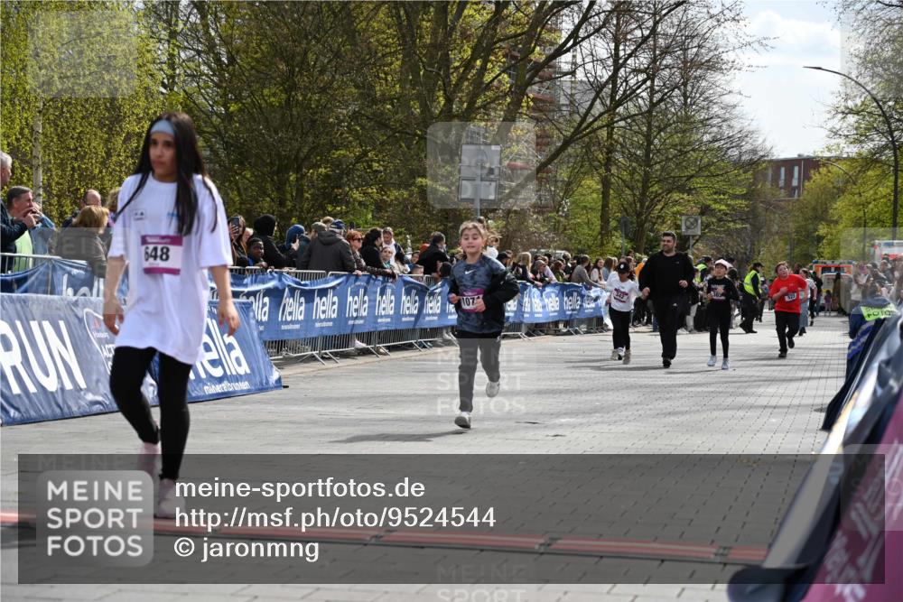 12.04.2026 - 45. Internationalen Wilhelmsburger Insellauf J. Mangold http://msf.ph/oto/9524544 12.04.2026 14:51:33 Ziel 390, 399, 884, 648, 1071 meine-sportfotos.de