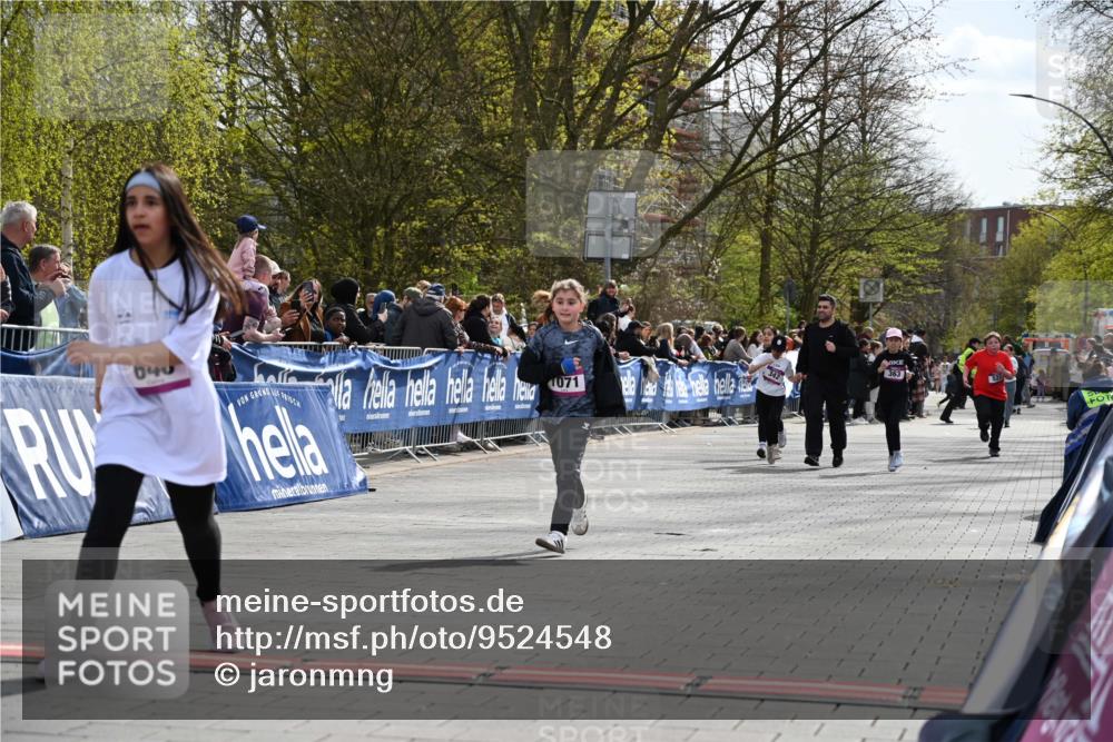12.04.2026 - 45. Internationalen Wilhelmsburger Insellauf J. Mangold http://msf.ph/oto/9524548 12.04.2026 14:51:33 Ziel 390, 399, 884, 648, 1071 meine-sportfotos.de
