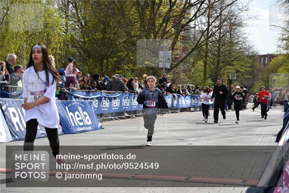 12.04.2026 - 45. Internationalen Wilhelmsburger Insellauf J. Mangold http://msf.ph/oto/9524549 12.04.2026 14:51:33 Ziel 390, 399, 884, 648, 1071 meine-sportfotos.de