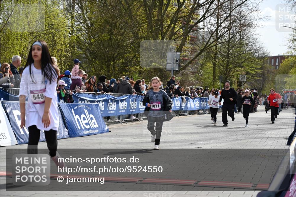 12.04.2026 - 45. Internationalen Wilhelmsburger Insellauf J. Mangold http://msf.ph/oto/9524550 12.04.2026 14:51:34 Ziel 390, 399, 884, 648, 1071, 523, 363 meine-sportfotos.de