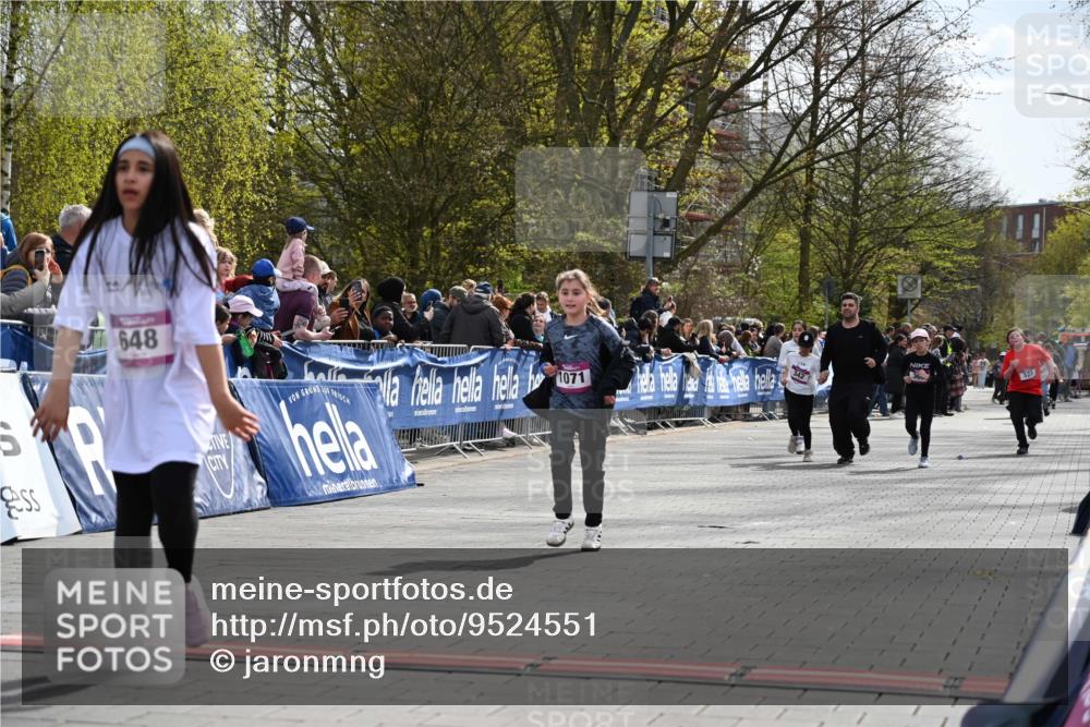 12.04.2026 - 45. Internationalen Wilhelmsburger Insellauf J. Mangold http://msf.ph/oto/9524551 12.04.2026 14:51:34 Ziel 390, 399, 884, 648, 1071, 523, 363 meine-sportfotos.de