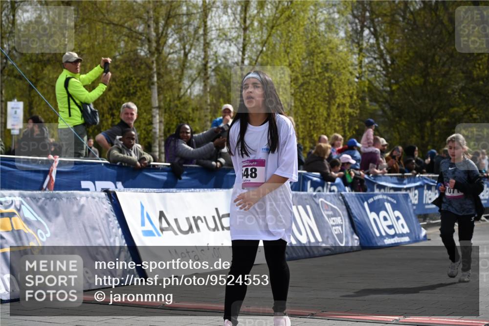 12.04.2026 - 45. Internationalen Wilhelmsburger Insellauf J. Mangold http://msf.ph/oto/9524553 12.04.2026 14:51:34 Ziel 390, 399, 884, 648, 1071, 523, 363 meine-sportfotos.de