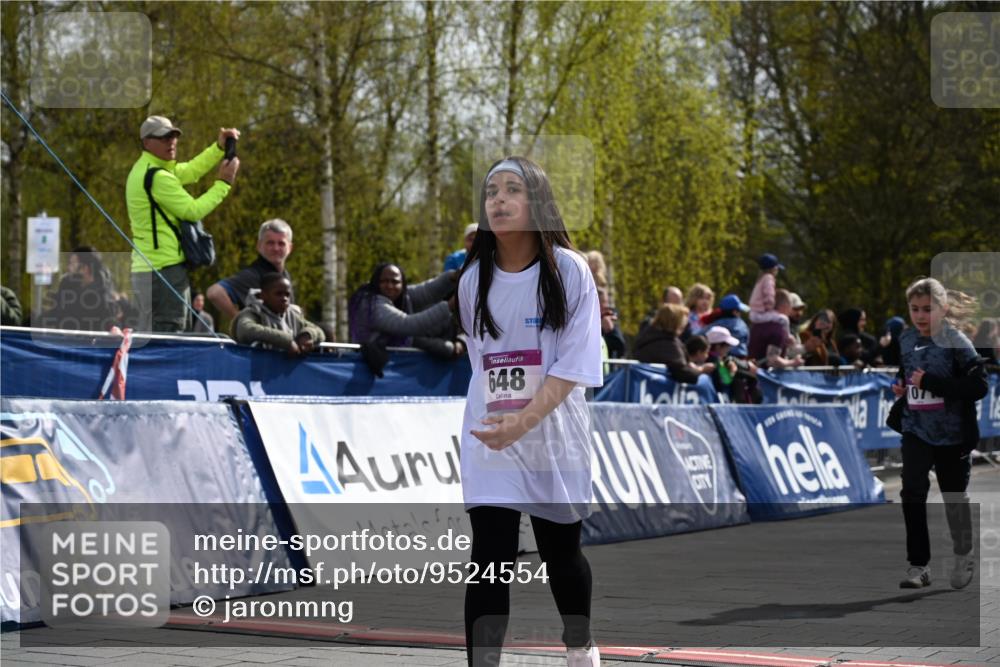 12.04.2026 - 45. Internationalen Wilhelmsburger Insellauf J. Mangold http://msf.ph/oto/9524554 12.04.2026 14:51:34 Ziel 390, 399, 884, 648, 1071, 523, 363 meine-sportfotos.de